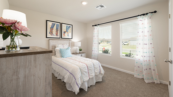 Third guest bedroom with carpet and windows