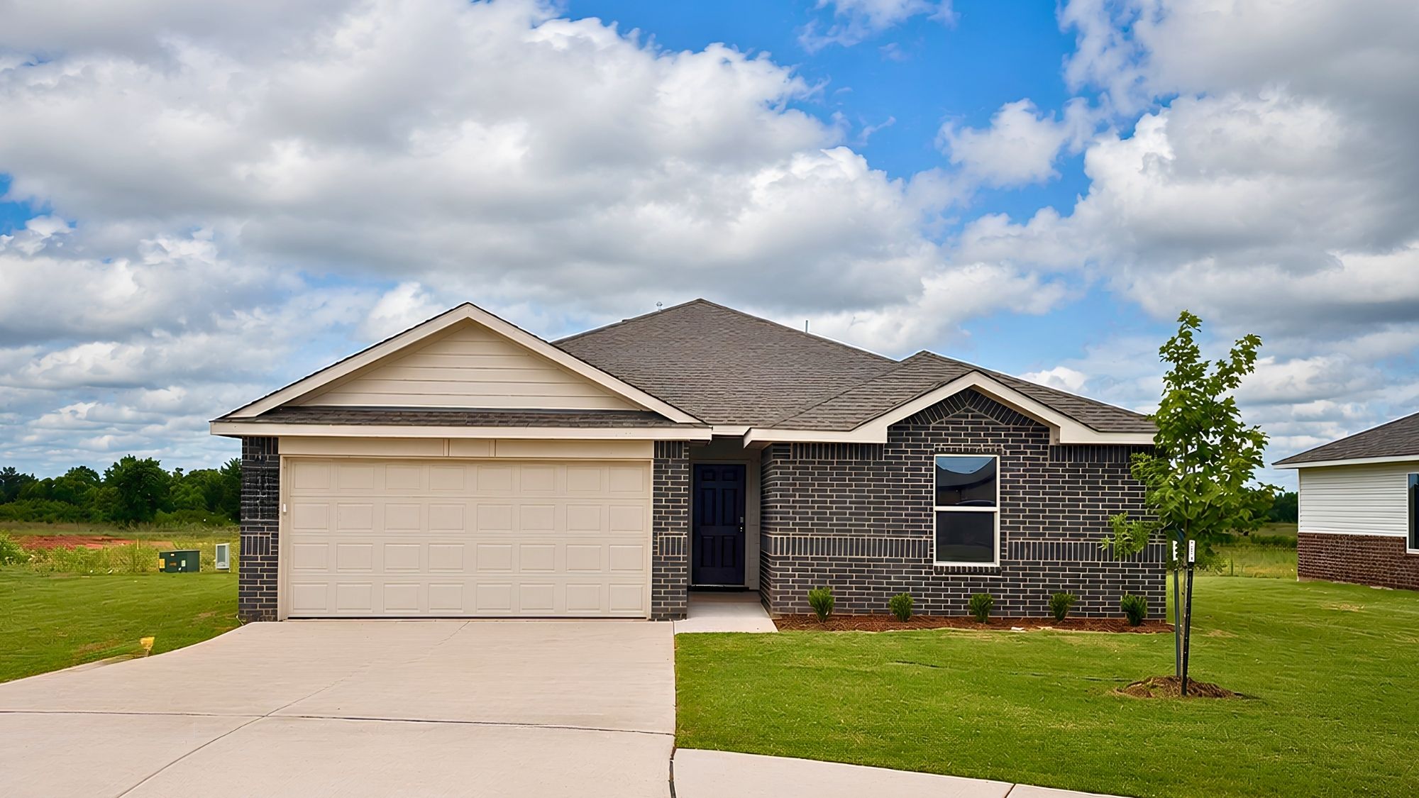 1228 E Stallion Ln exterior