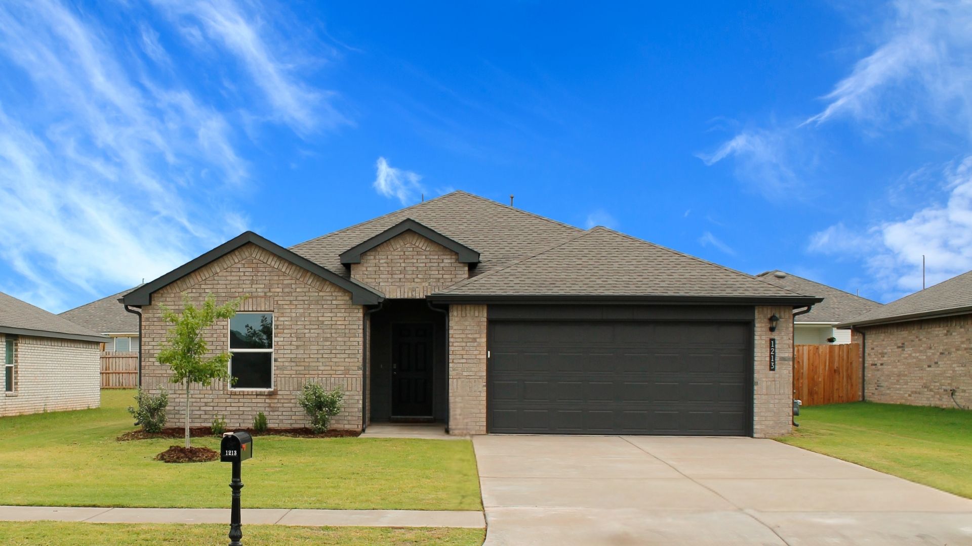 1213 E Ruger Ln exterior