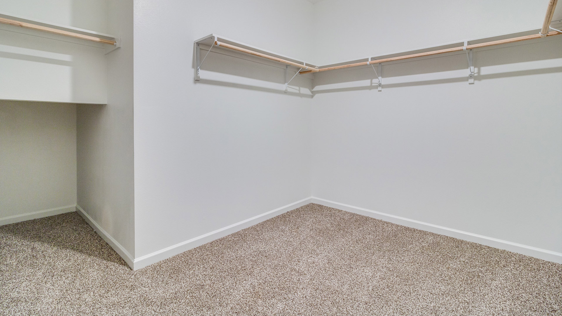 The 2-story 5-bedroom Rosemont is located in Lafayette_LA_Cedar_Creek