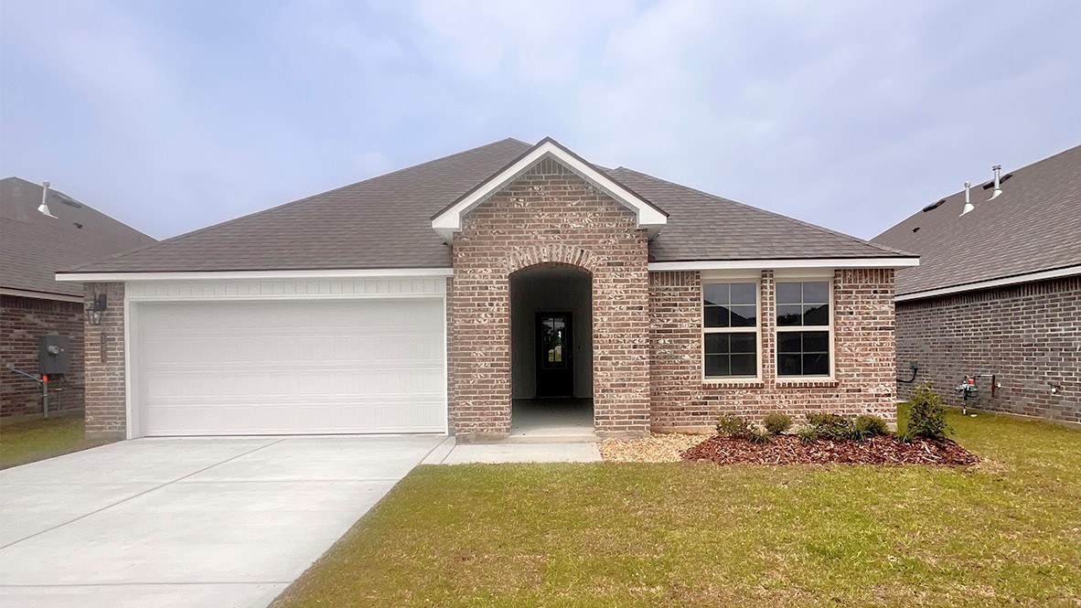 Welcome to the Huntsville plan in Oakmont new home community in Broussard, LA
