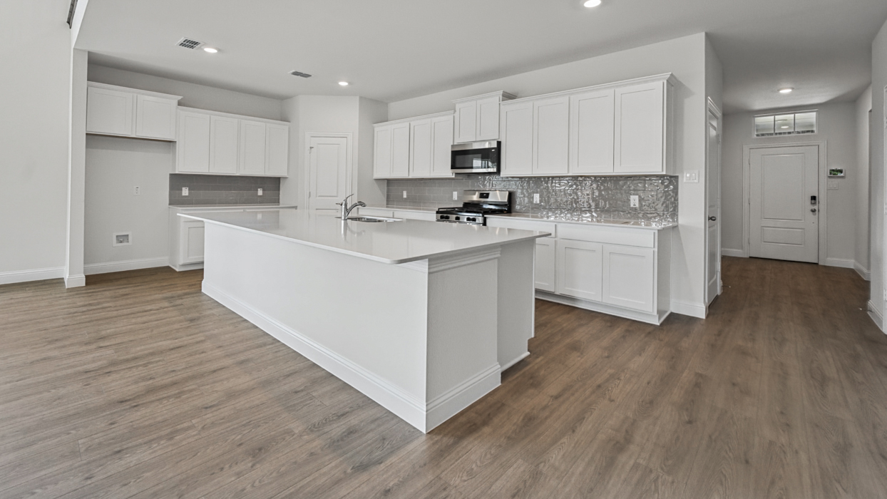 Bastrop Floorplan Kitchen Gallery Image - Silverado 75s in Aubrey, TX