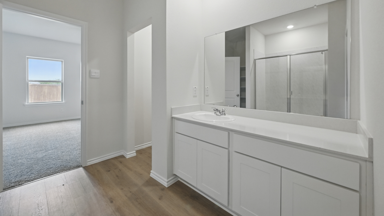 Ozark Floorplan Bathroom Gallery Image-Whitewing Trails in Princeton, Tx