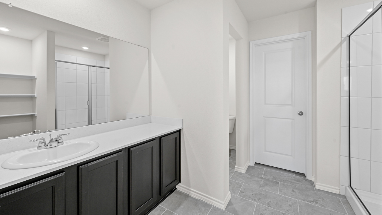 Coleman Floorplan Bathroom Gallery Image- Whitewing Trails in Princeton, TX