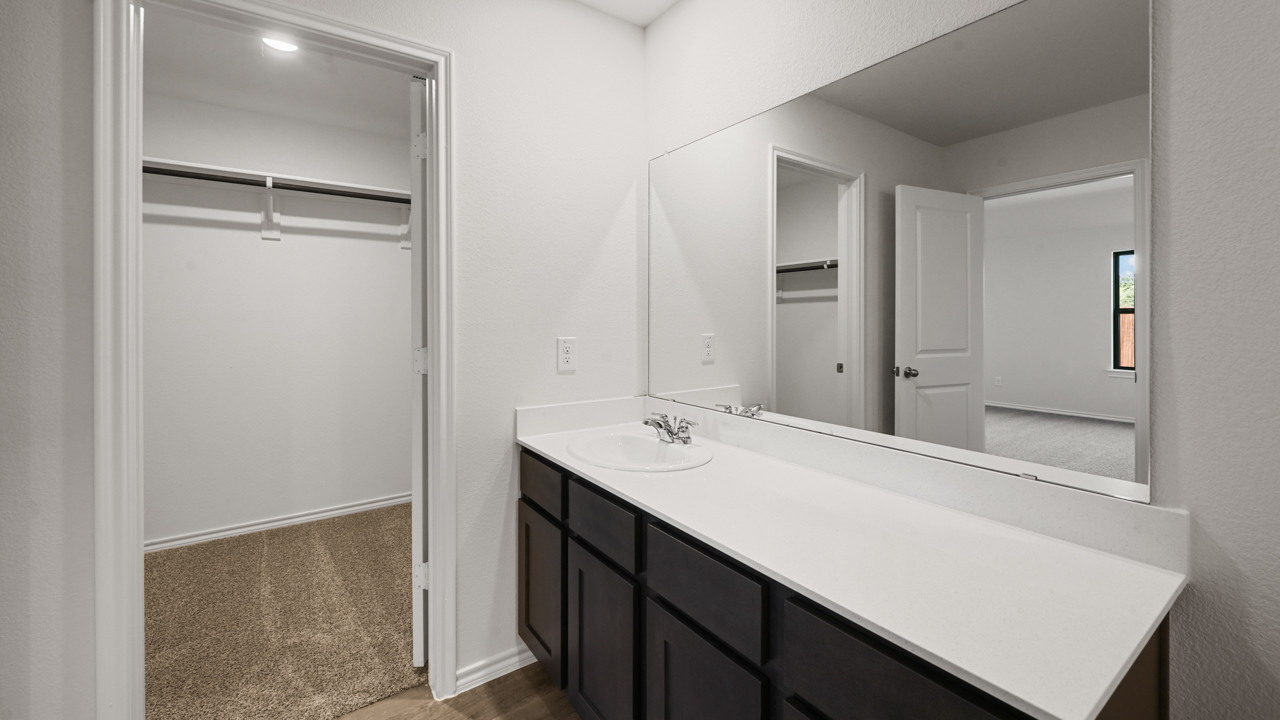Holden Floorplan Bathroom Gallery Image-Whitewing Trails in Princeton, Tx
