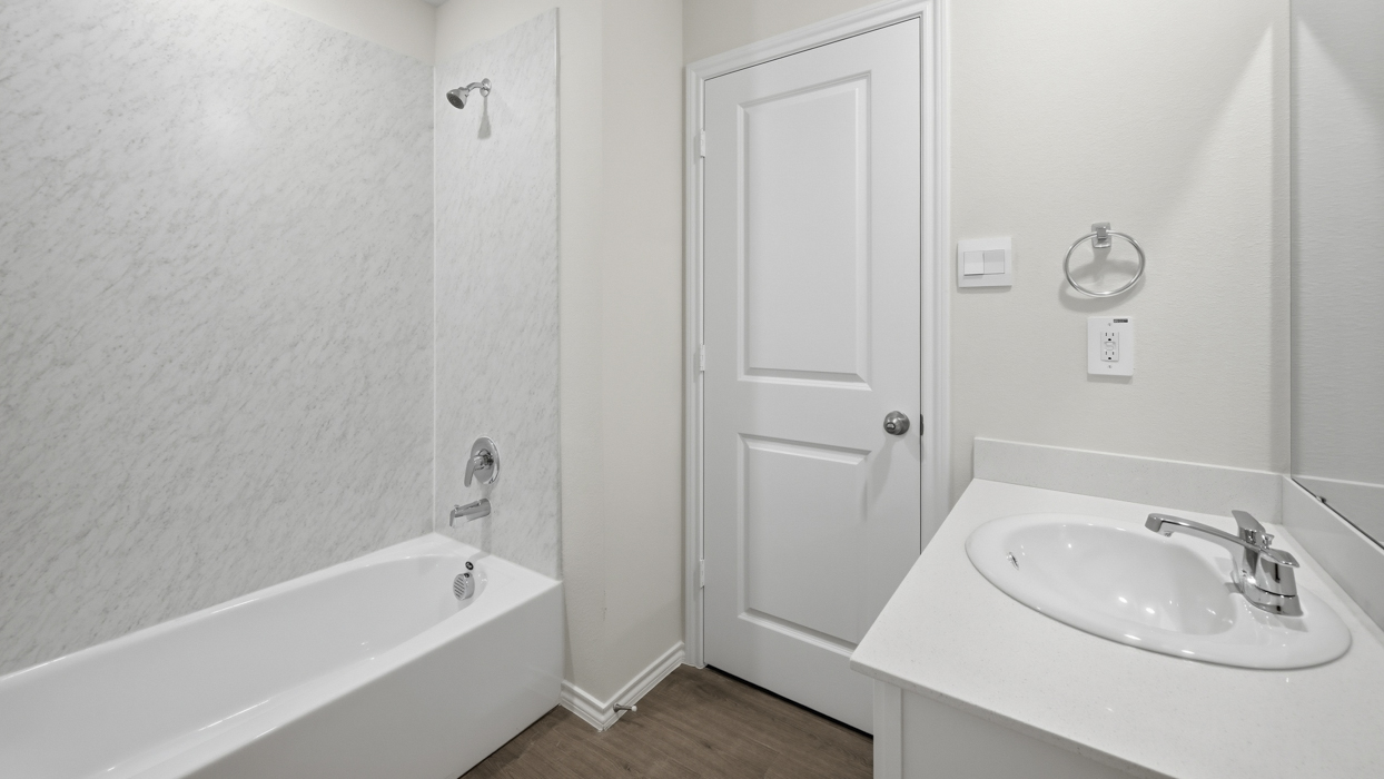 Clarke Floorplan Bathroom Gallery Image-Sweetwater Springs in Sherman, Tx