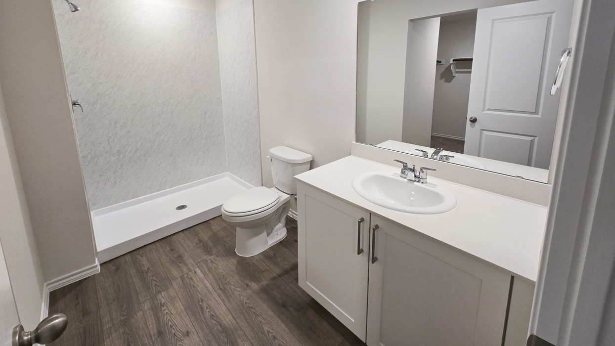 Atlanta Floorplan Bathroom Gallery Image - Leonard Crossing in Leonard, TX