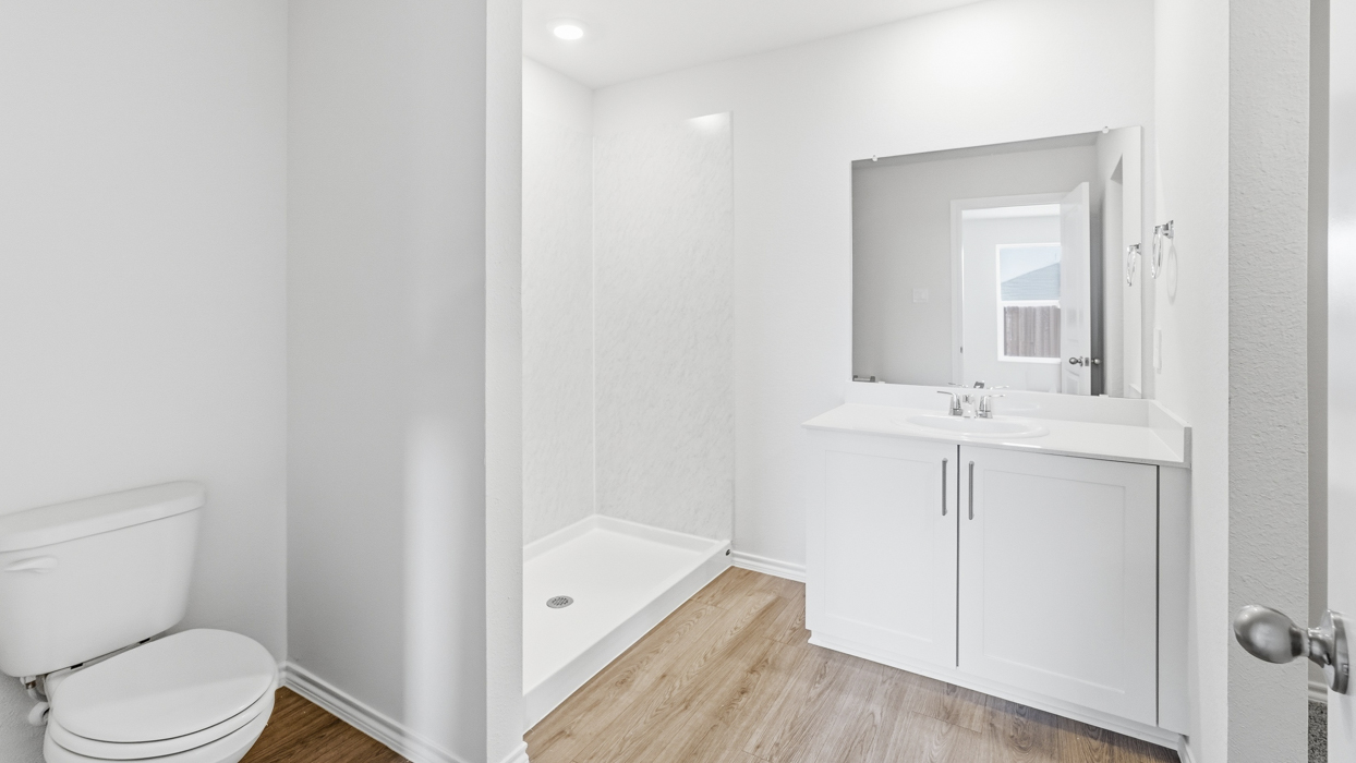 Barton Floorplan Bathroom Gallery Image - Leonard Crossing in Leonard, TX