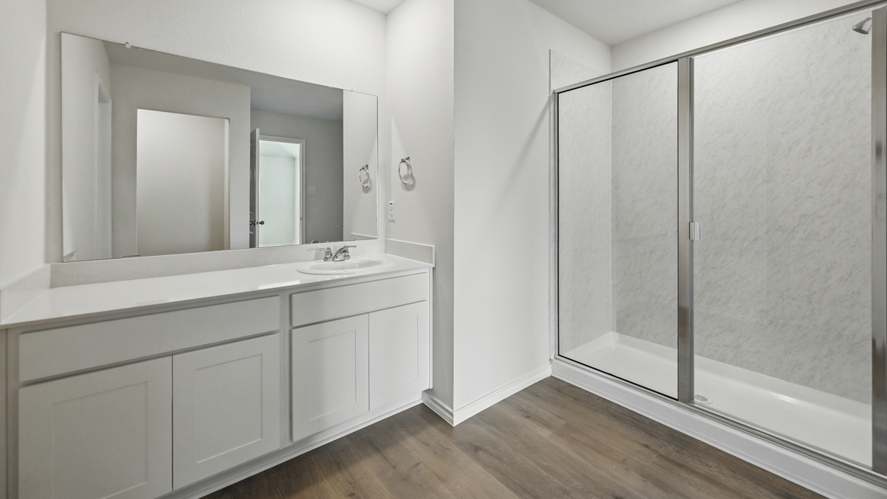 Texas Cali Floorplan Bathroom Gallery Image-Cottonwood in Dorchester, Tx