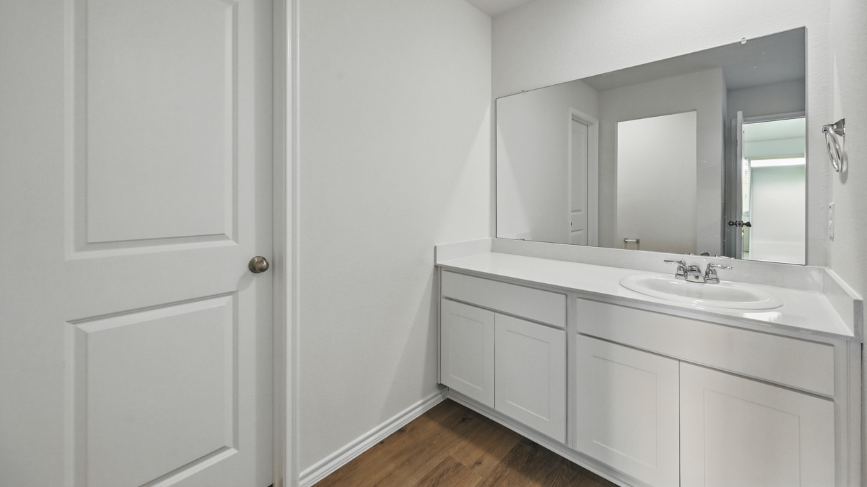 Texas Cali Floorplan Bathroom Gallery Image-Cottonwood in Dorchester, Tx