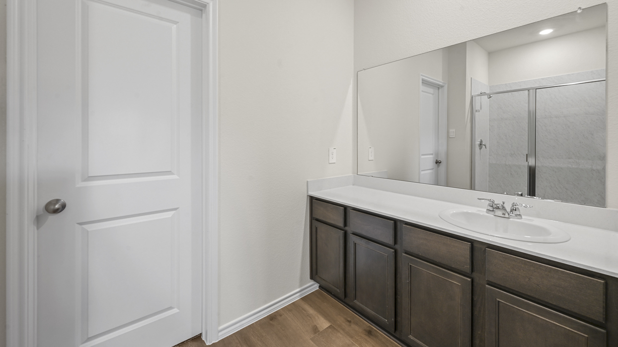 Ozark Floorplan Bathroom Gallery Image-Cottonwood in Dorchester, Tx