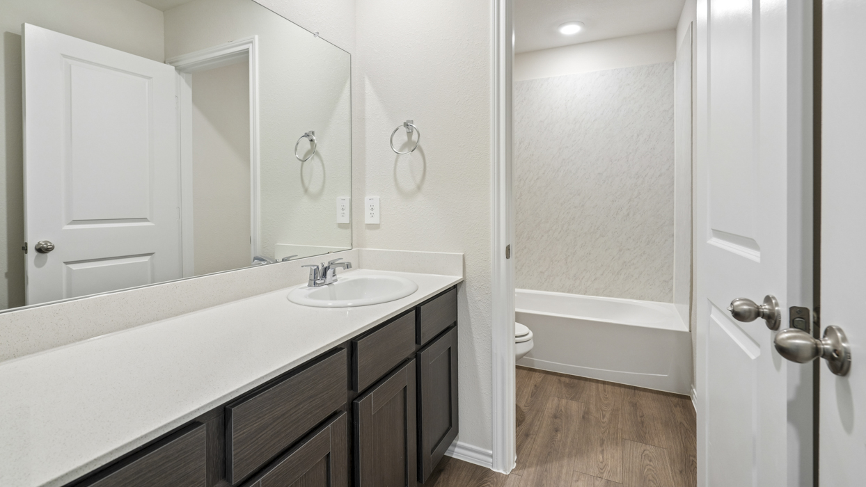 Perry Floorplan Elevation E Bathroom Gallery Image - Cottonwood in Dorchester, TX