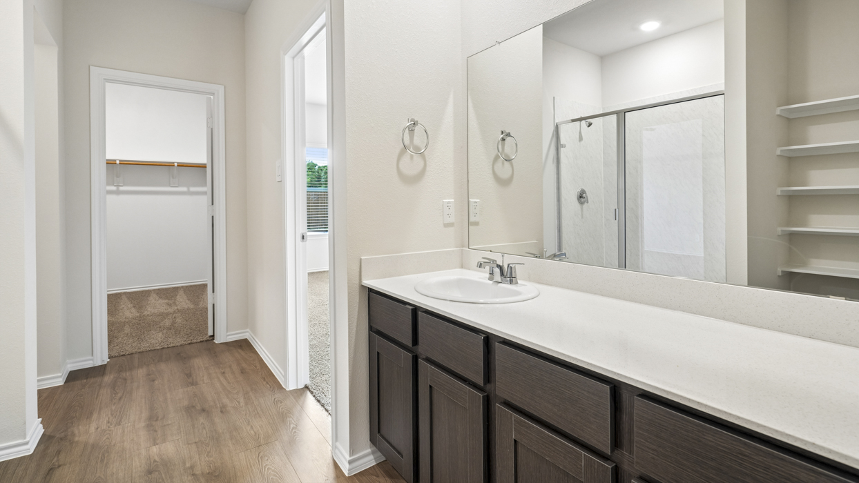 Perry Floorplan Elevation E Bathroom Gallery Image - Cottonwood in Dorchester, TX