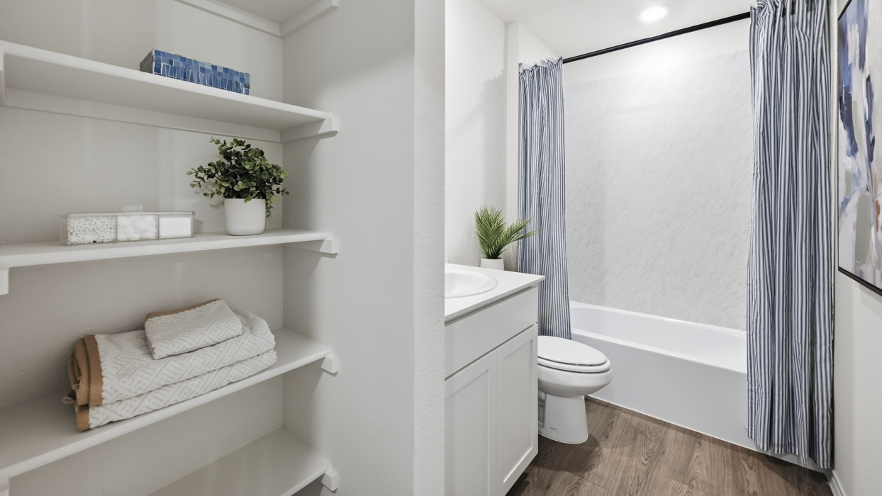 Elgin Floorplan Bathroom Gallery Image-Sanger Circle in Sanger, Tx