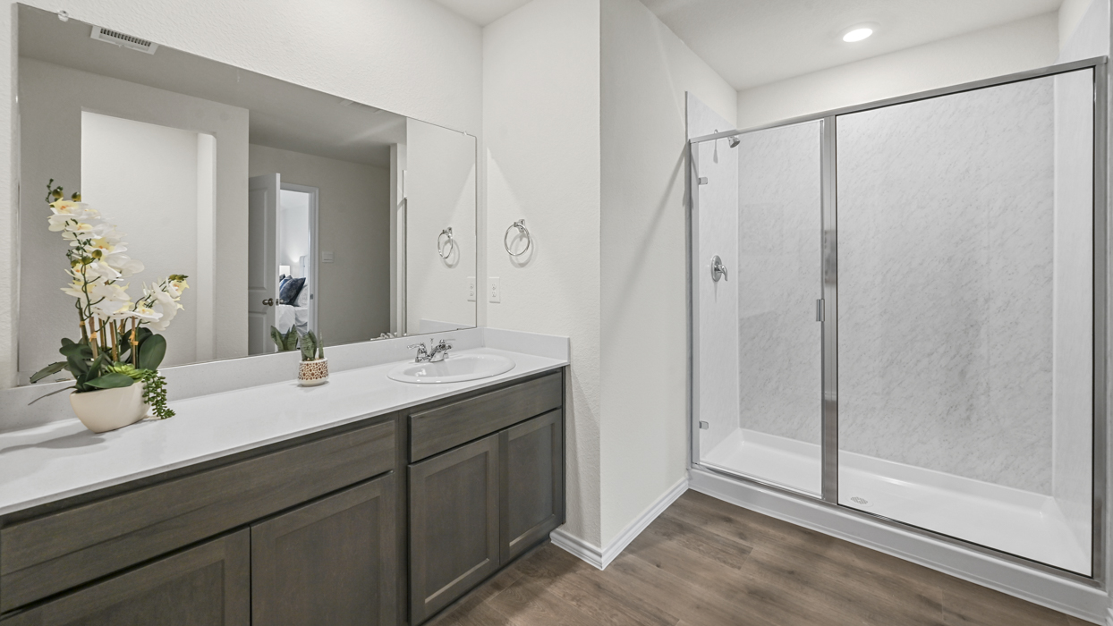 Texas Cali Floorplan Elevation A Bathroom Gallery Image - Sanger Circle in Sanger, TX