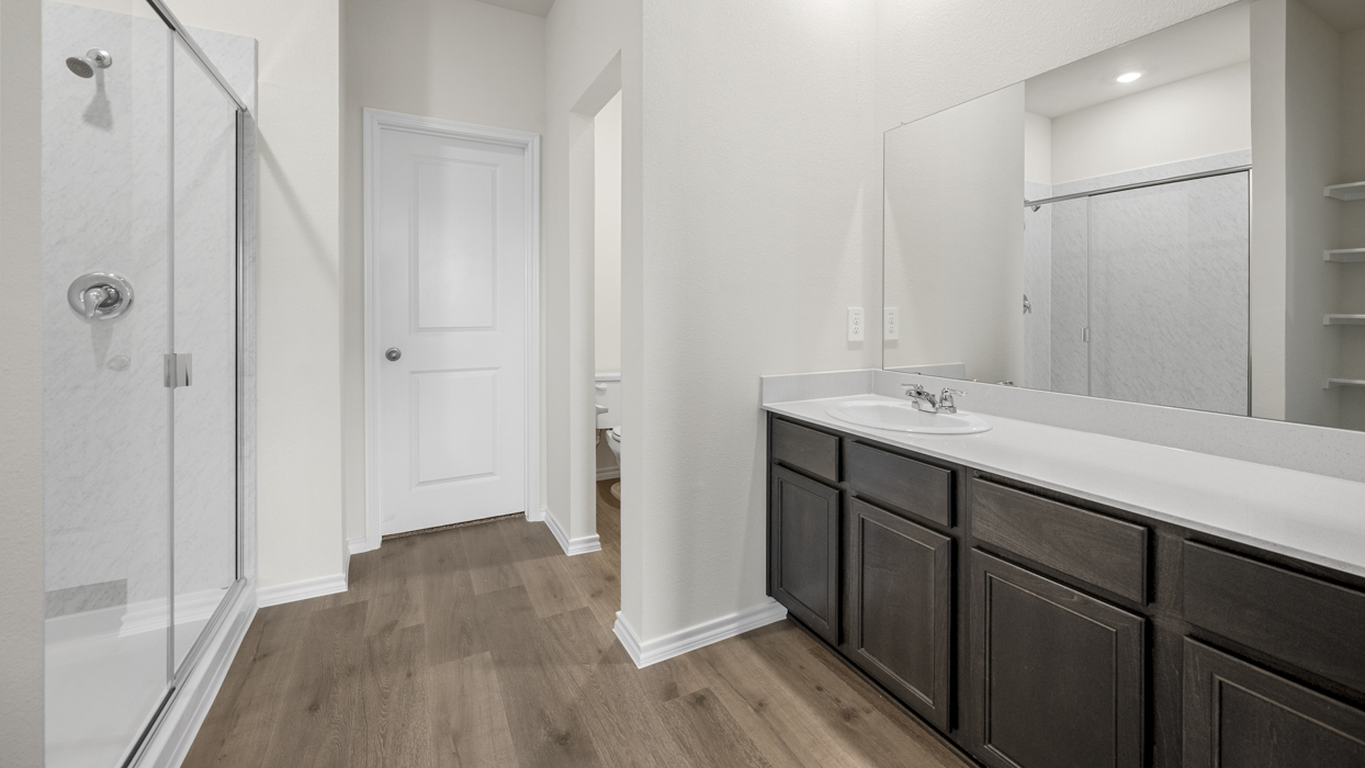 Midland Floorplan Elevation F Bathroom Gallery Image - Sanger Circle in Sanger TX