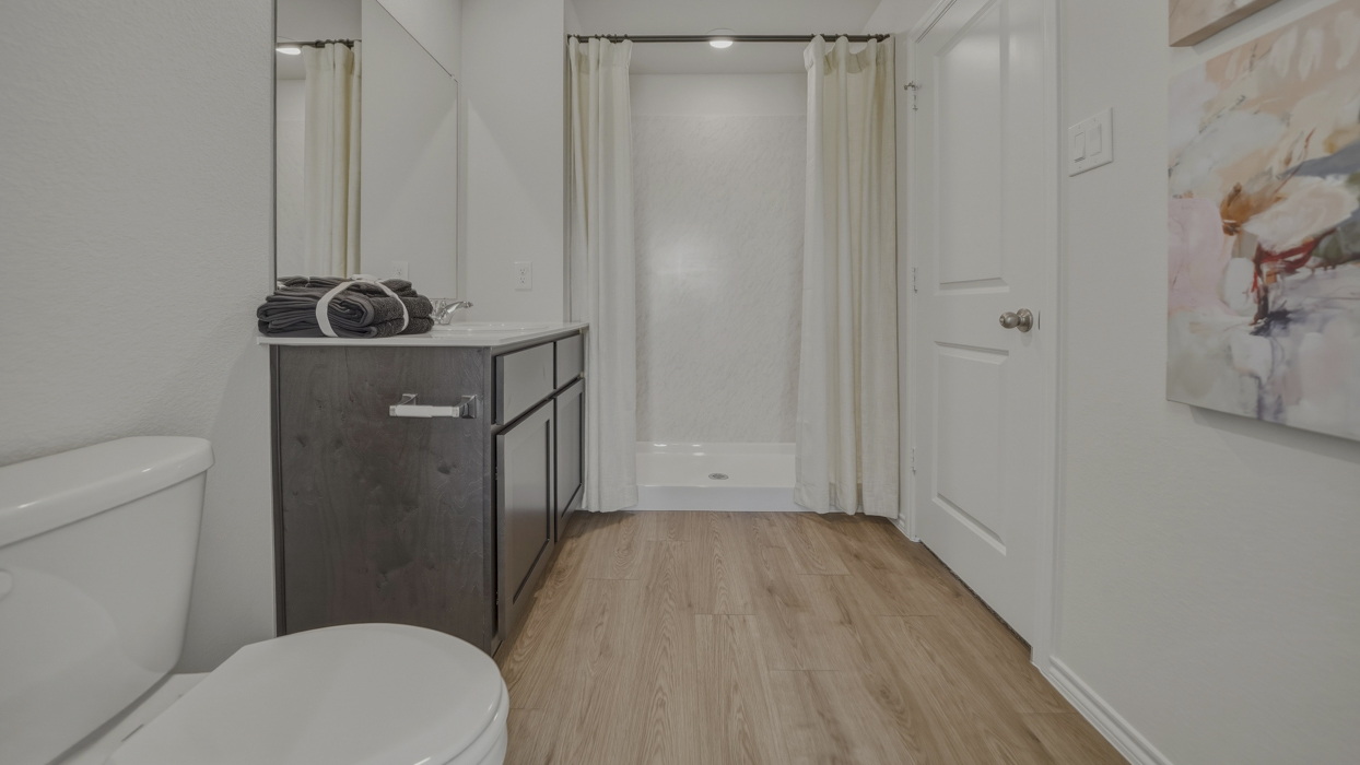 Franklin Floorplan Bathroom Gallery Image-Asher Oaks in Bonham, Tx