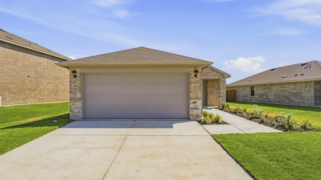 Atlanta at 1909 Glory Dr, Bonham, Texas: photo 1