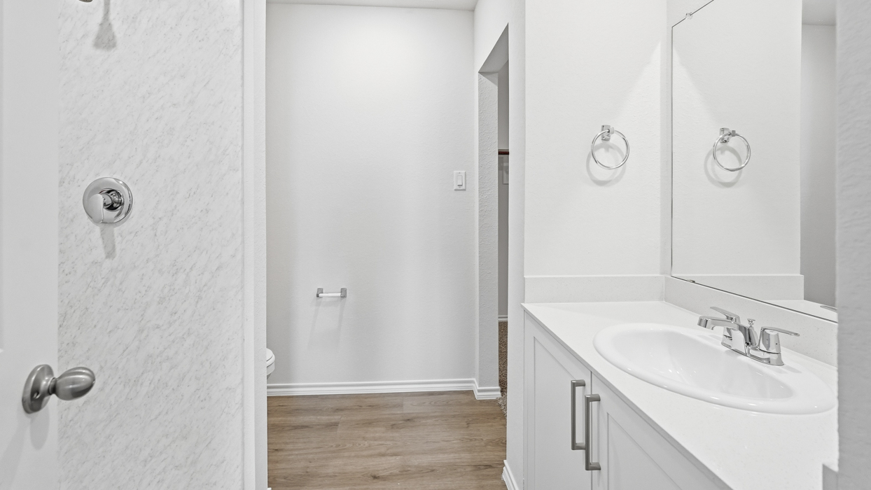 Davis Floorplan Bathroom Gallery Image-Asher Oaks in Bonham, TX