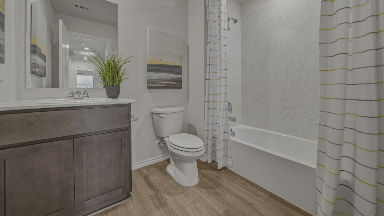 Franklin Floorplan Bathroom Gallery Image-Asher Oaks in Bonham, TX