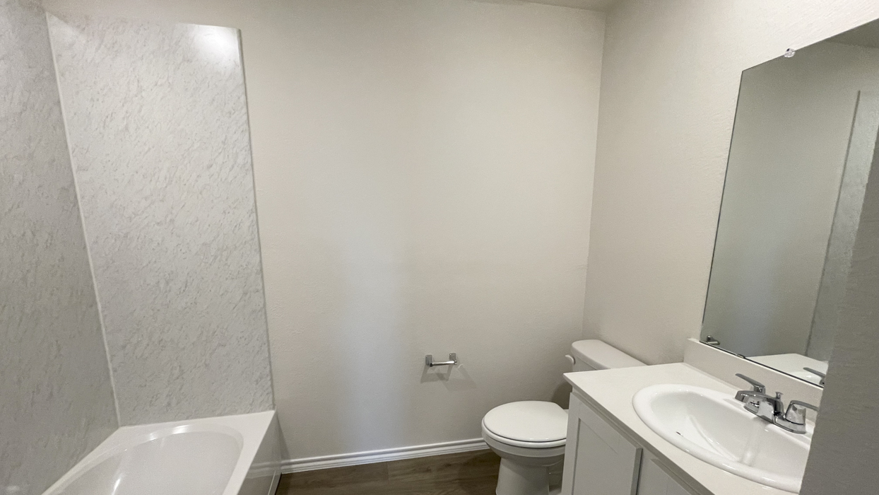 Hanna Floorplan Bathroom Gallery Image - Hanolley Hills in Sherman, TX