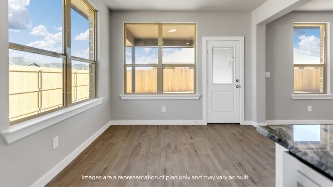 Cozy dining nook space next to kitchen