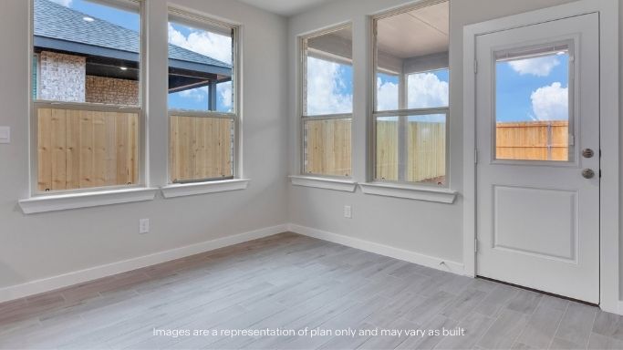 Cozy dining nook space next to kitchen