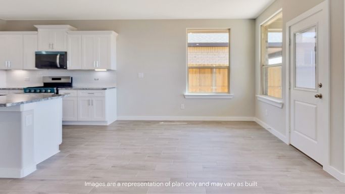 Cozy dining nook space next to kitchen