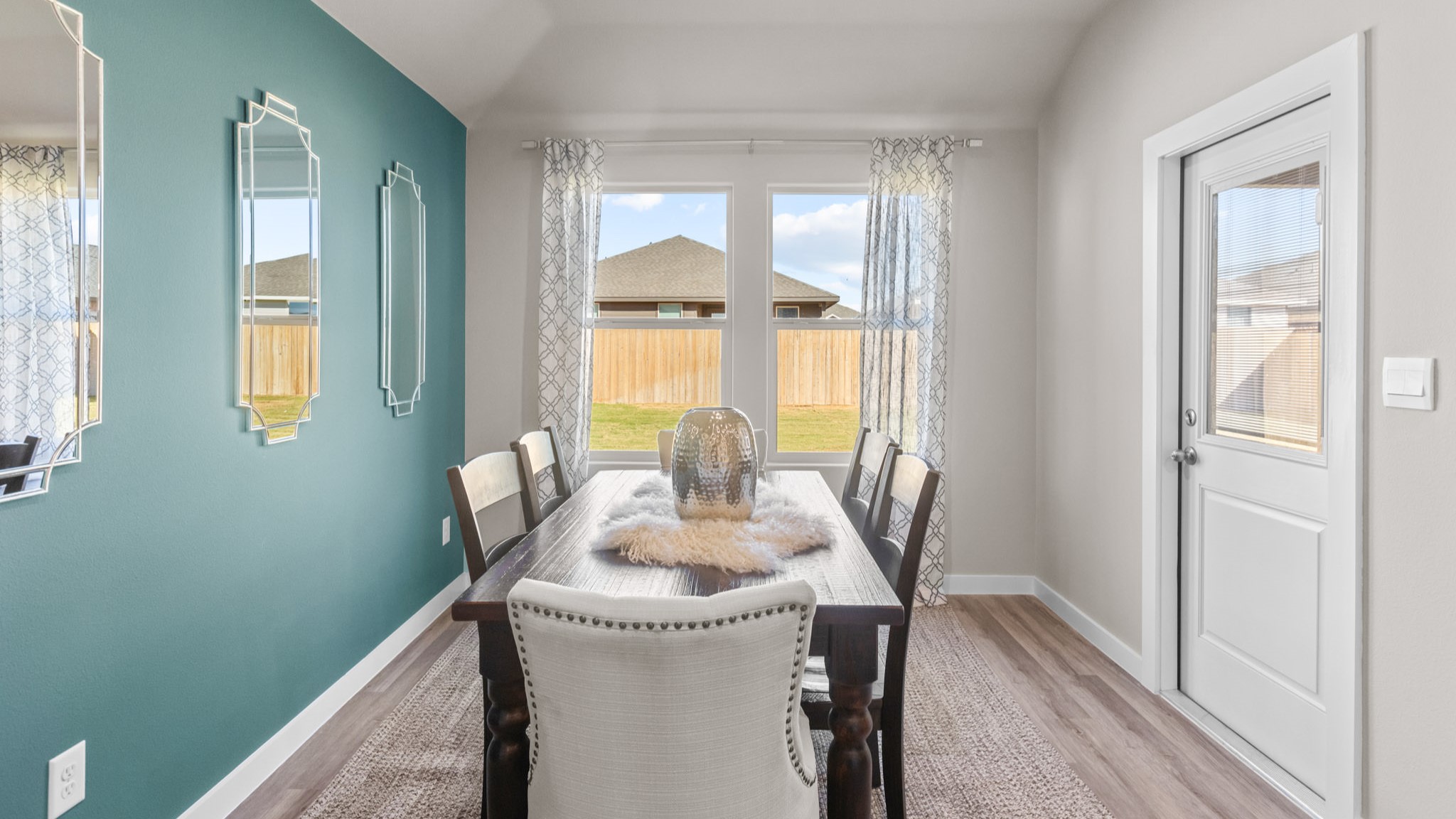 Cozy dining nook space next to kitchen
