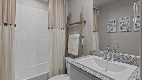 Guest bathroom situated between guest bedrooms