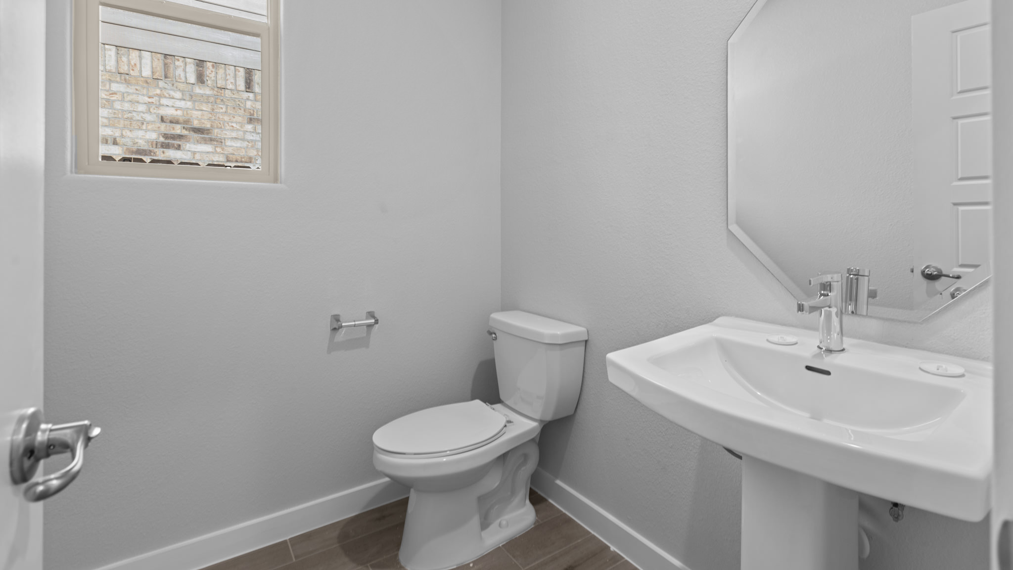 Guest bathroom located between guest bedrooms