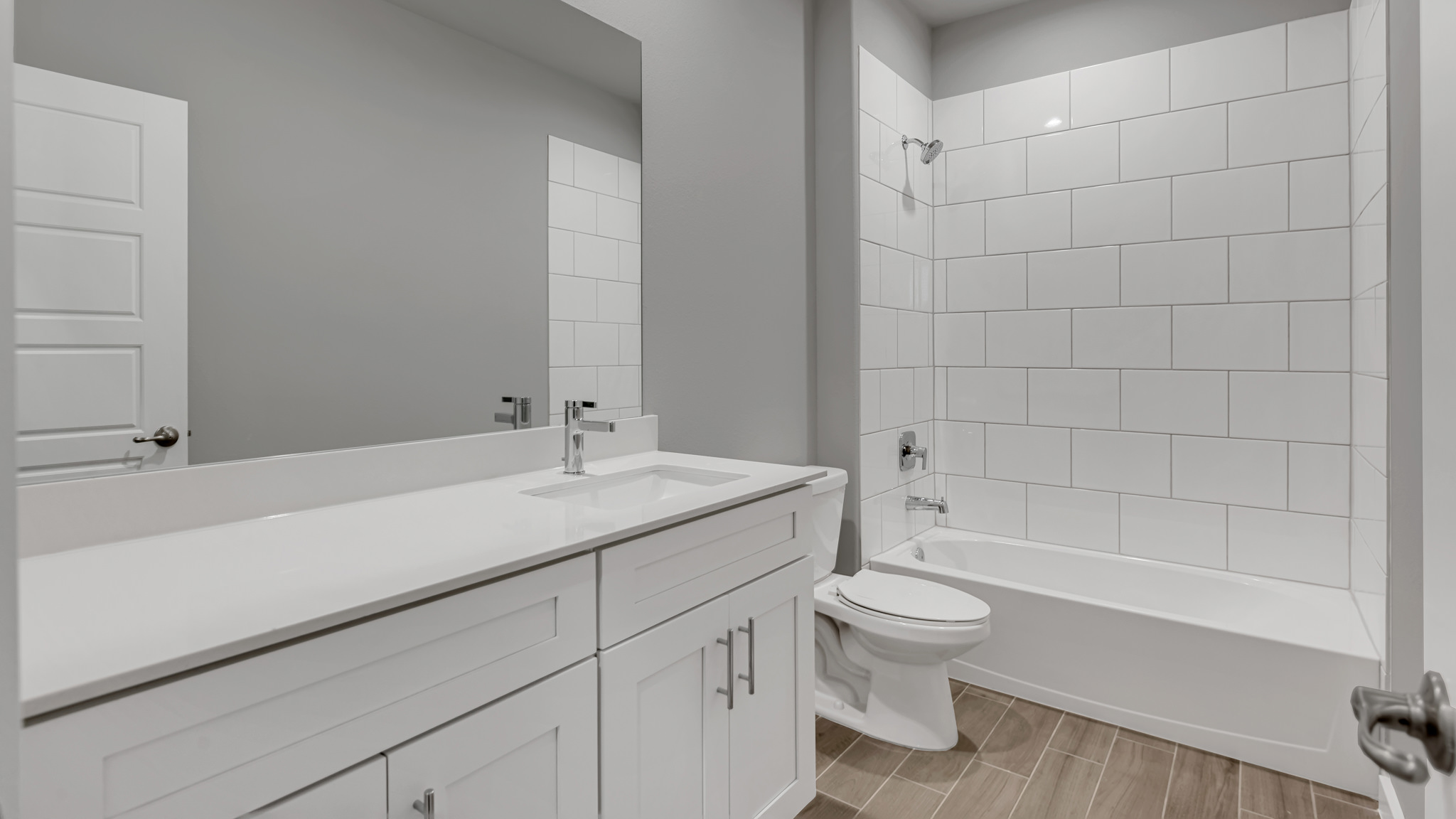 Guest bathroom located between guest bedrooms