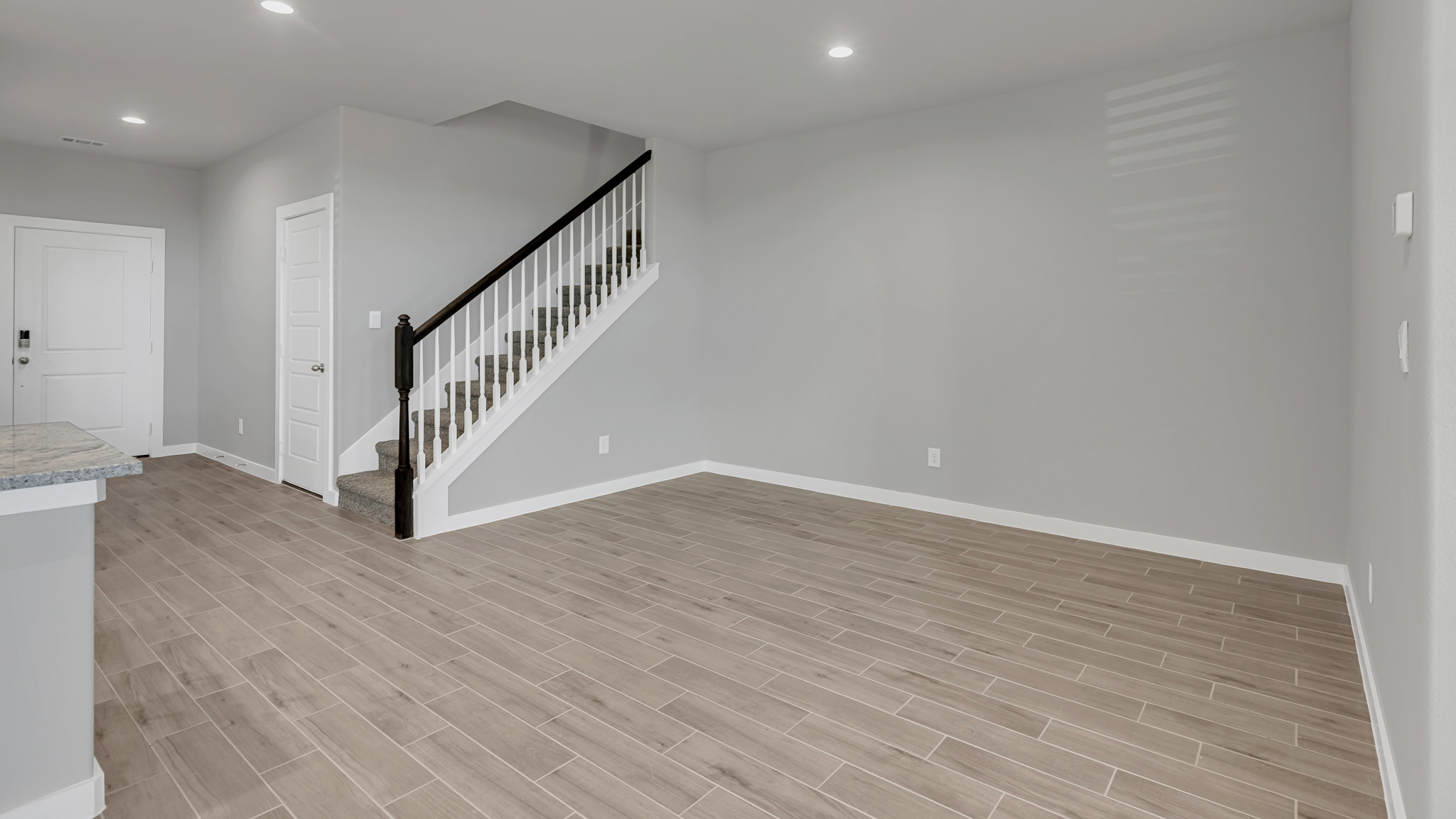 Cozy dining nook space to the side of the kitchen overlooking backyard