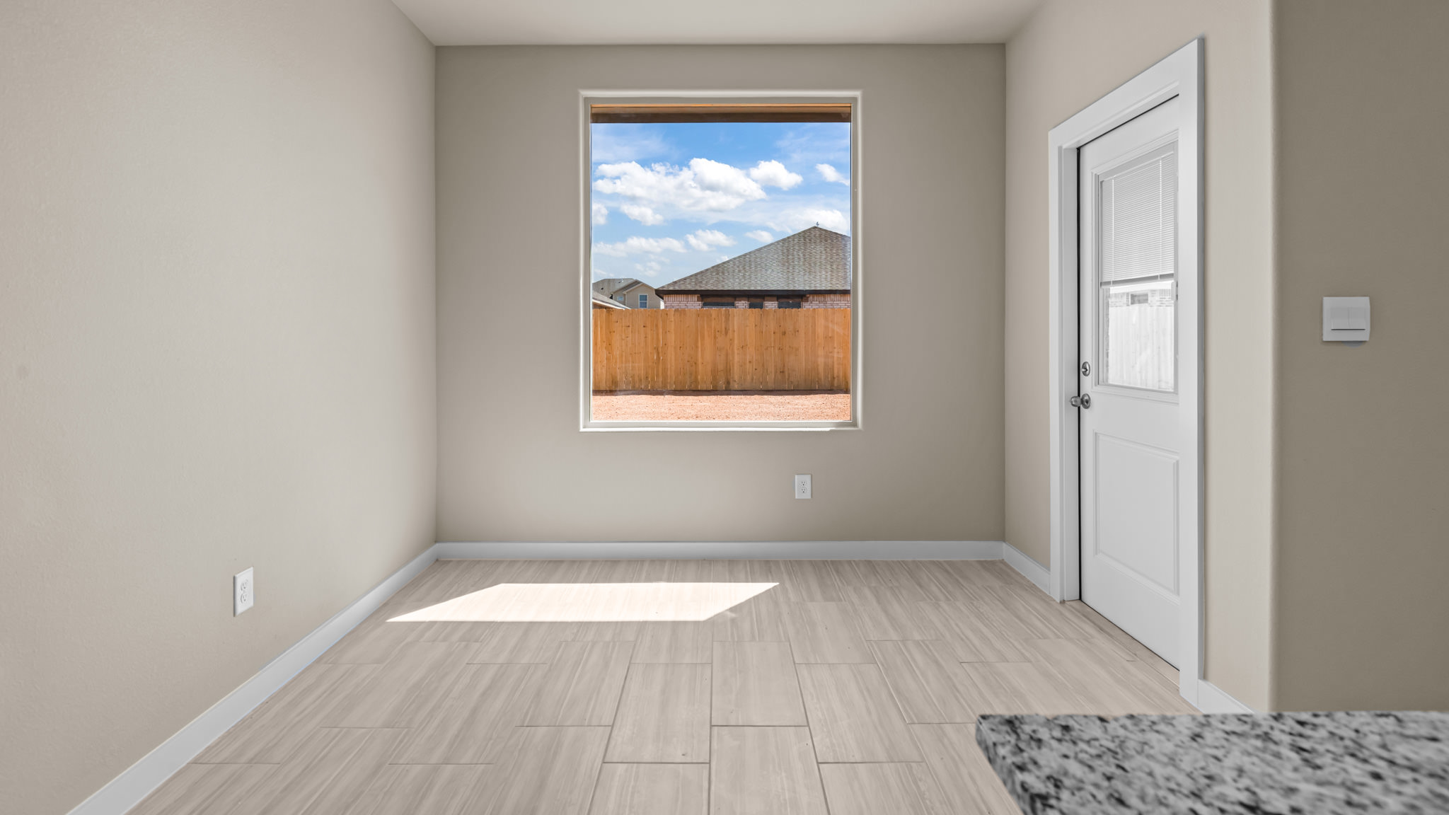 Cozy dining nook space next to kitchen