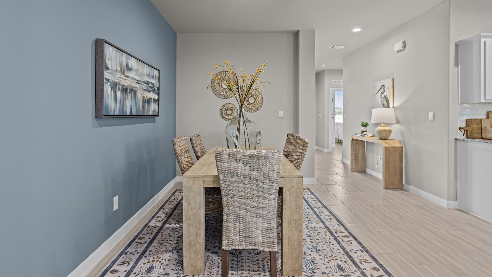 Cozy dining nook space next to kitchen