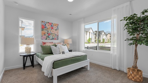 Flexible room or bedroom with two large windows and a closet.