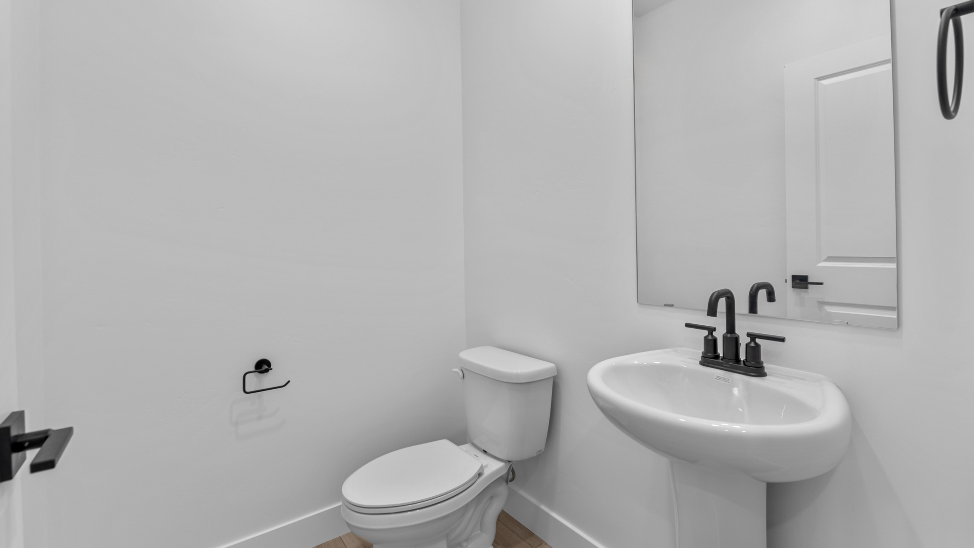 Powder bath with pedestal sink