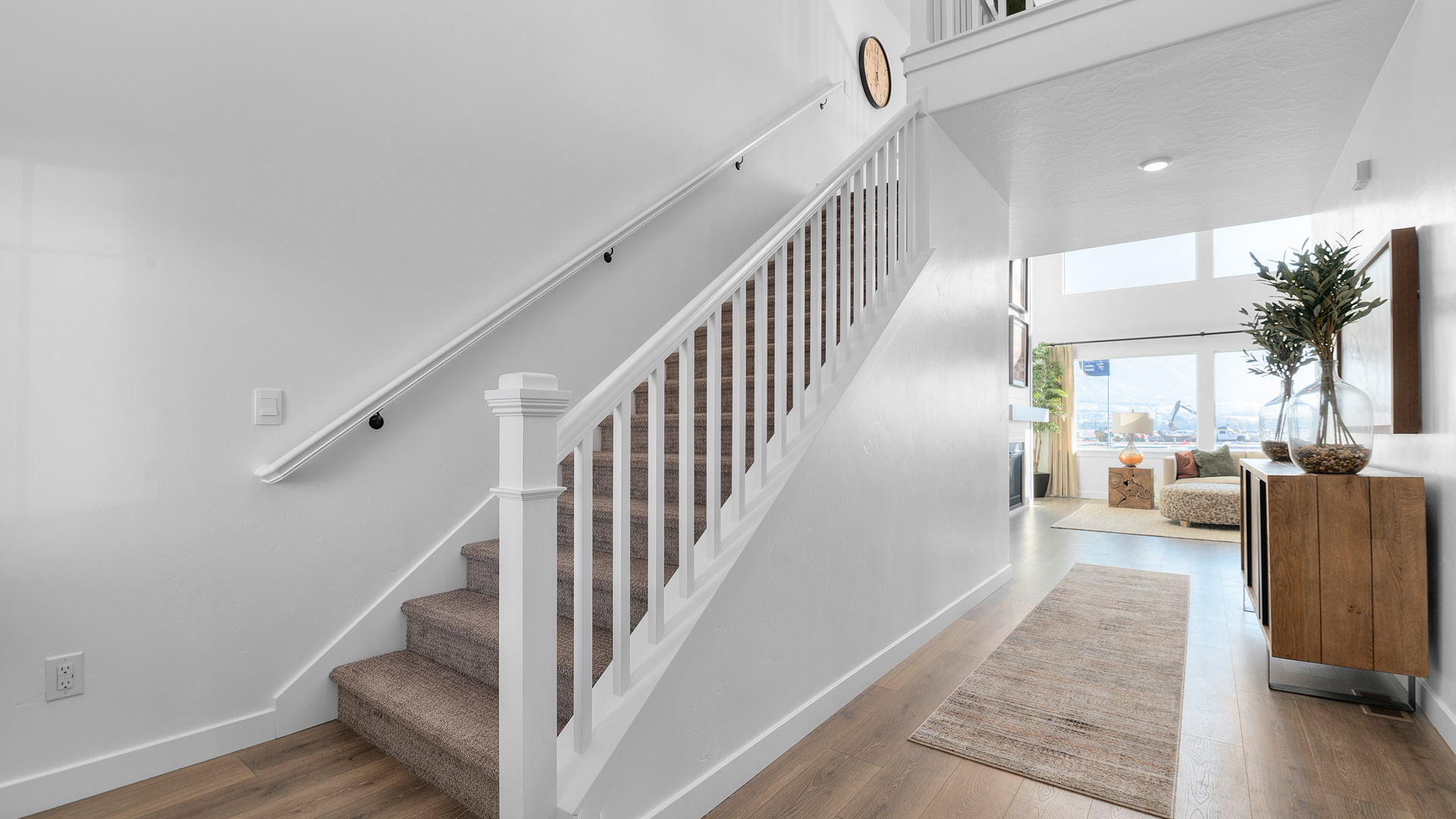 Wide open staircase at the home entry
