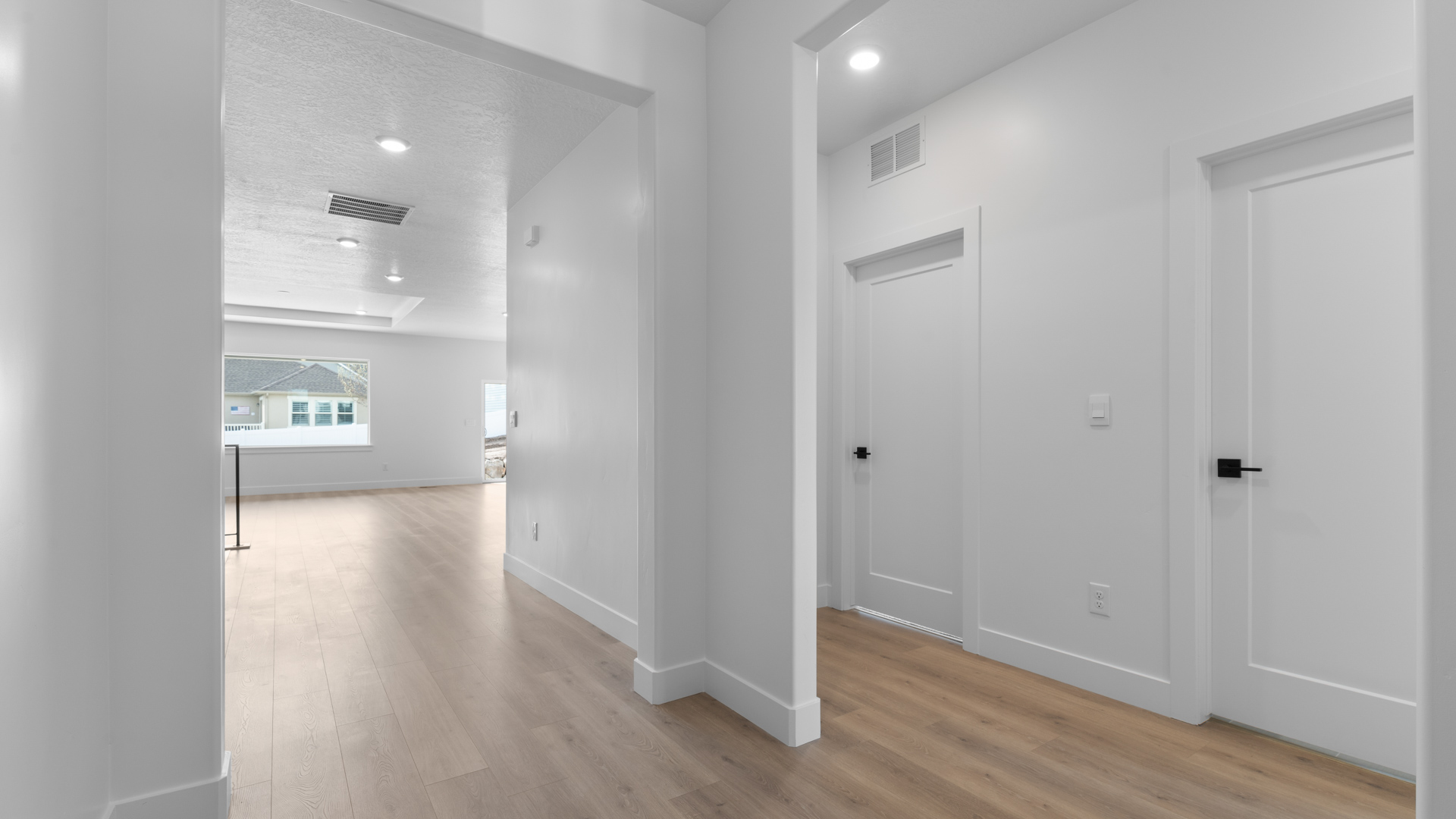 Spacious entryway into bedrooms and main living space.