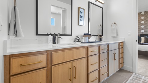 Spacious bathroom into bedrooms.