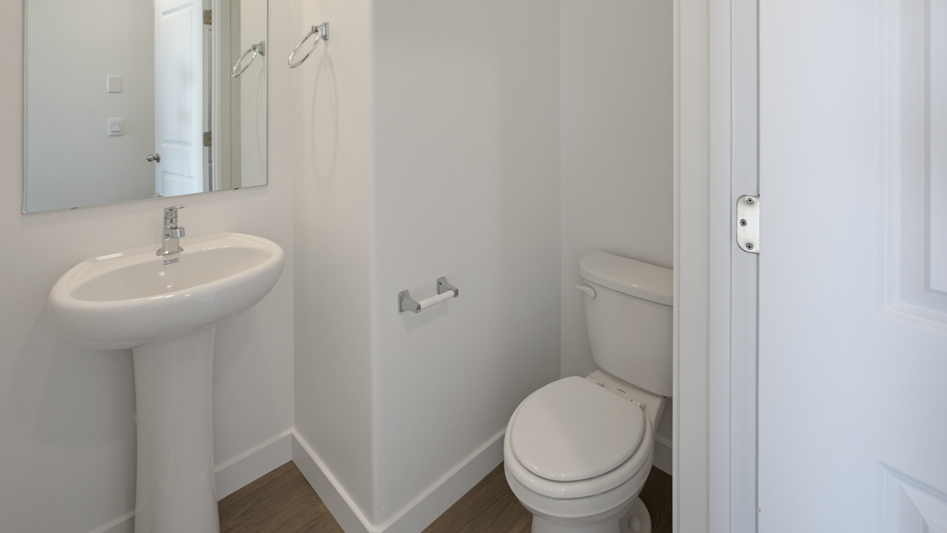 Powder bath with pedestal sink