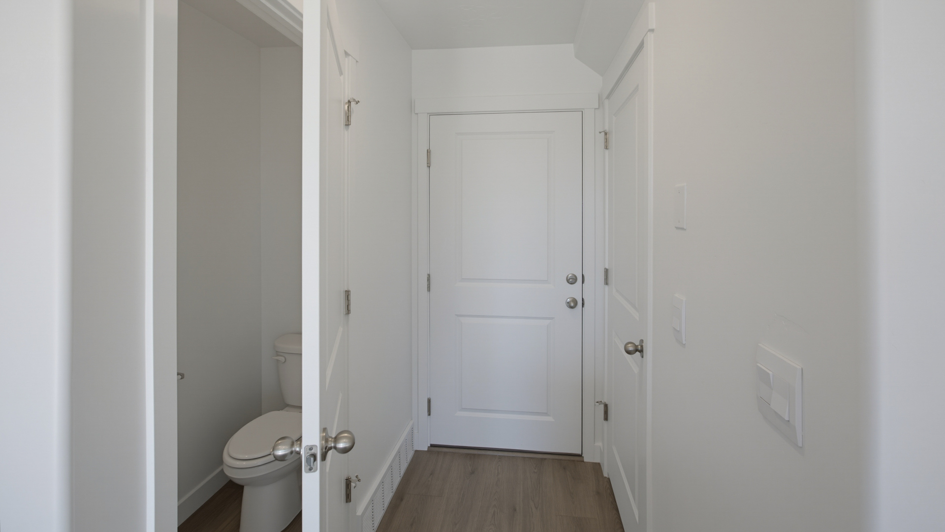 Powder bath with pedestal sink