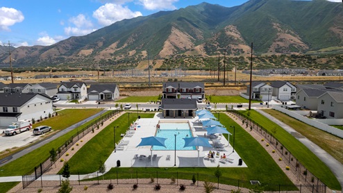 Amenities include a pool.