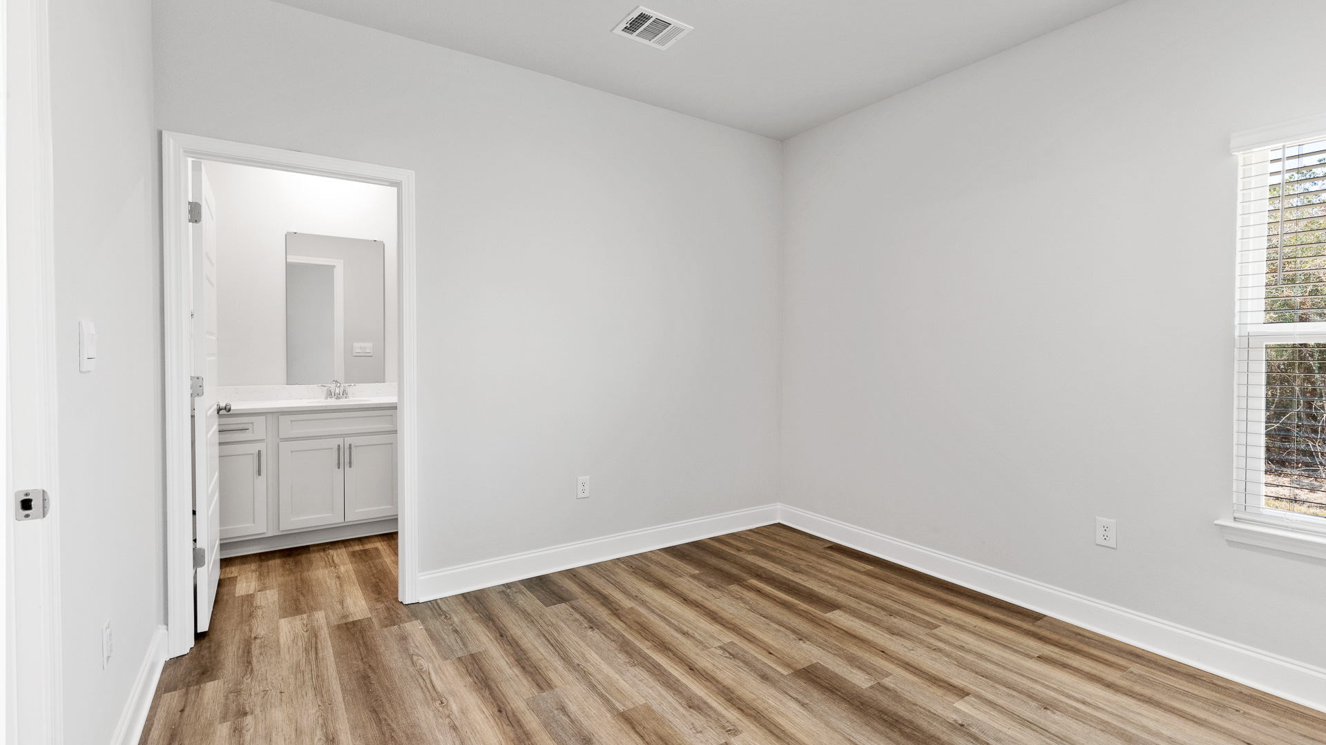 Bright and neutral additional bedroom