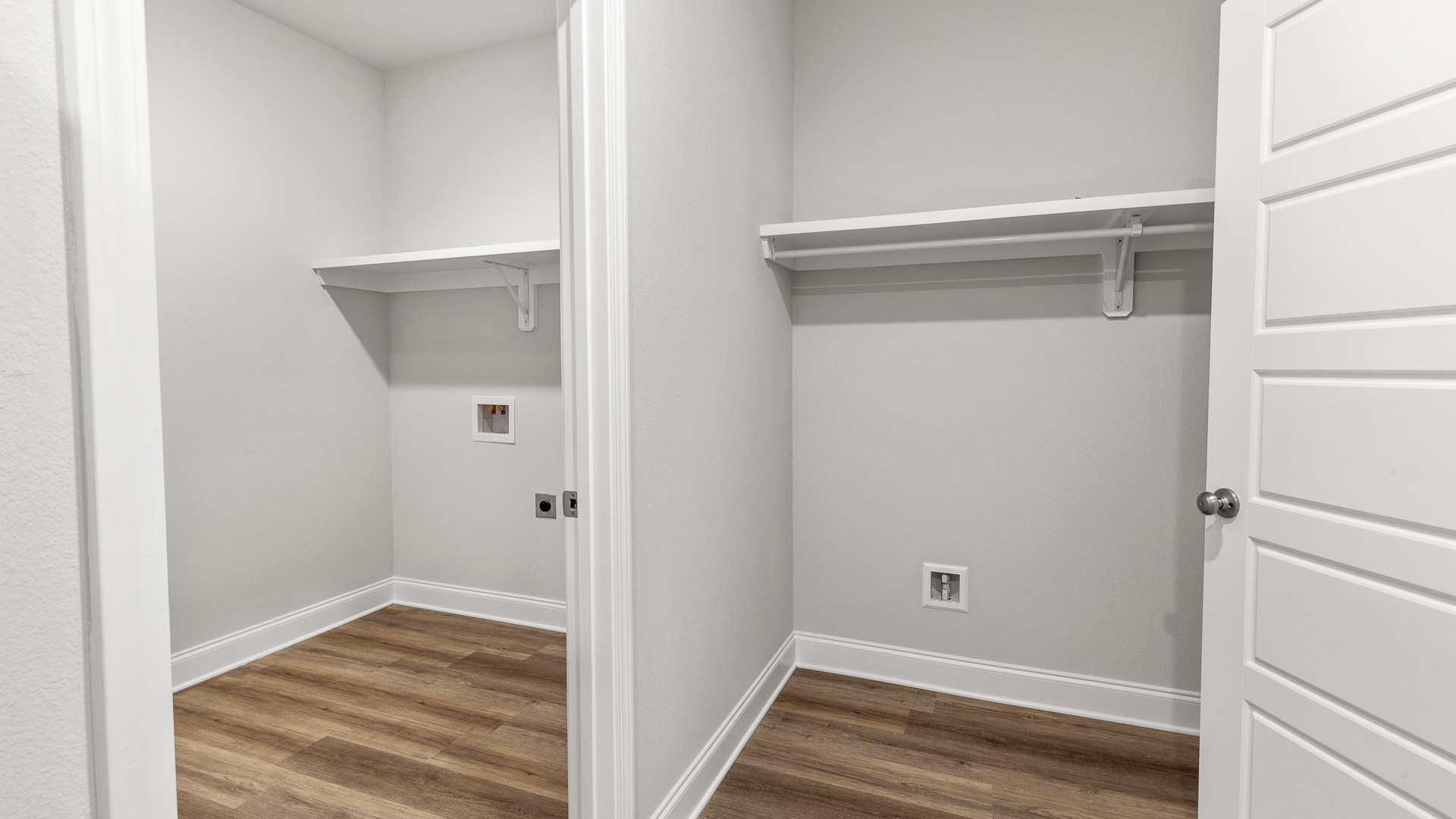 Walk in closet with compartment space