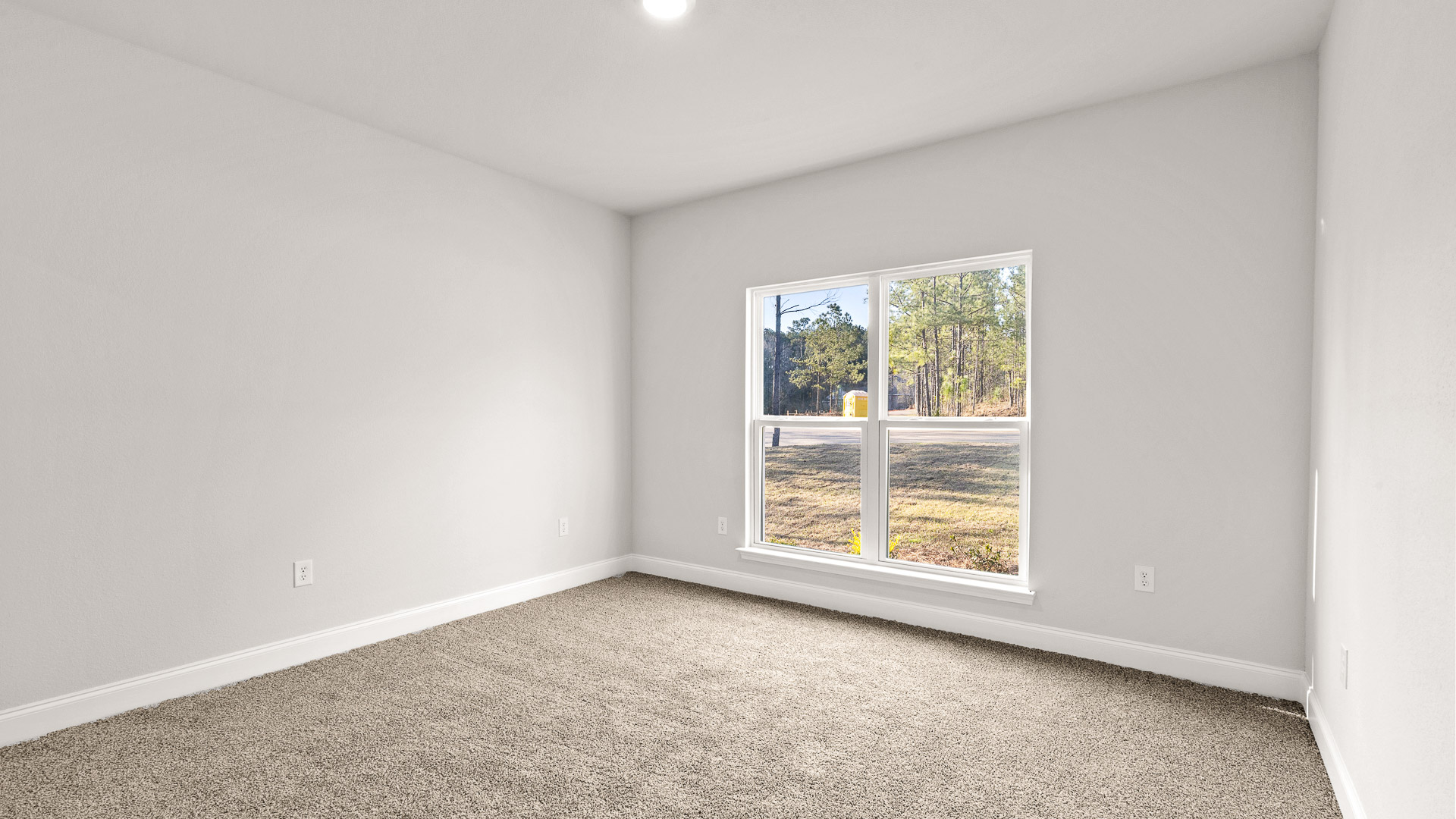 Spacious and bright additional bedroom