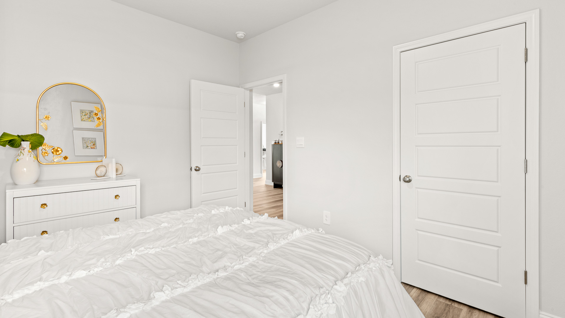 Guest bedroom in the Isabella.