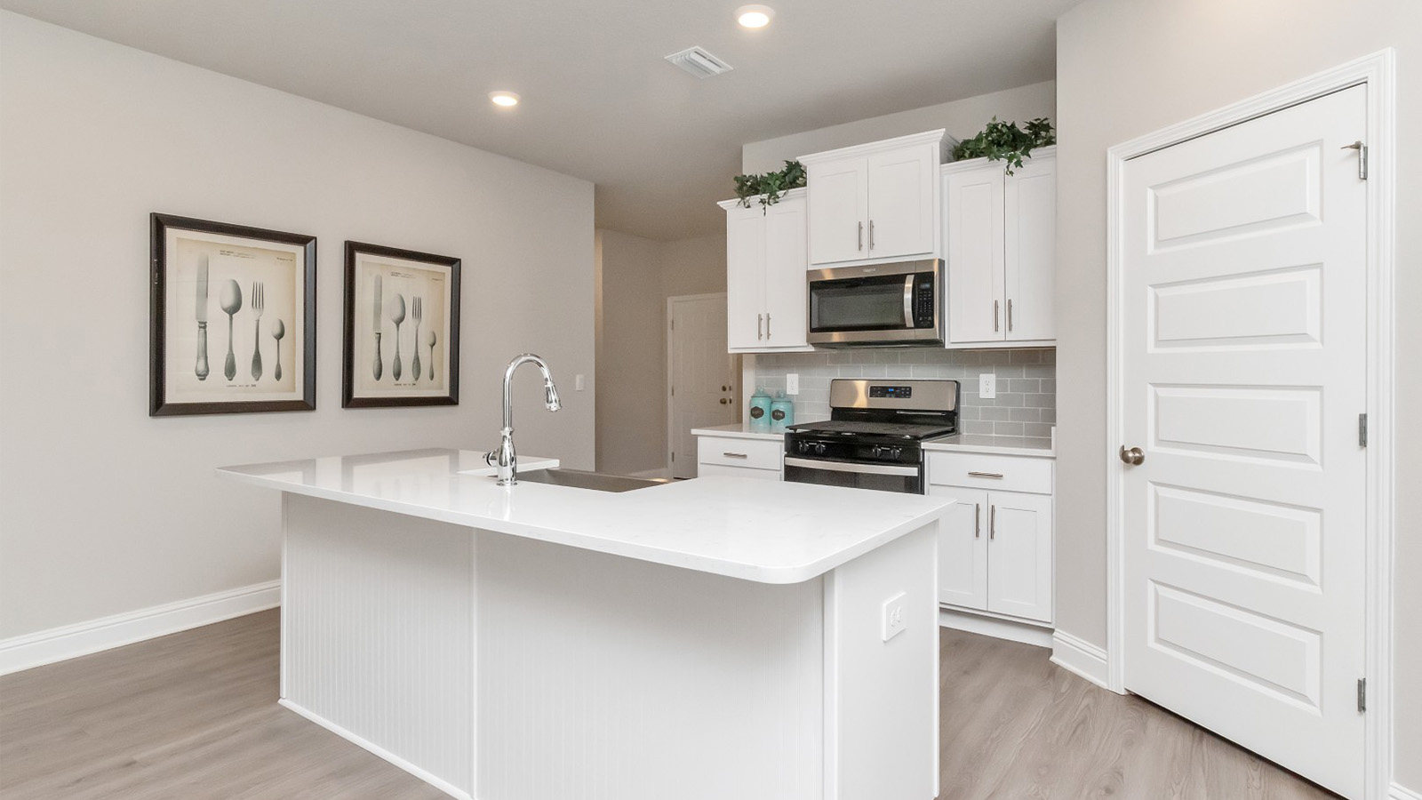 White shaker kitchen cabinets in Gulfport, MS.