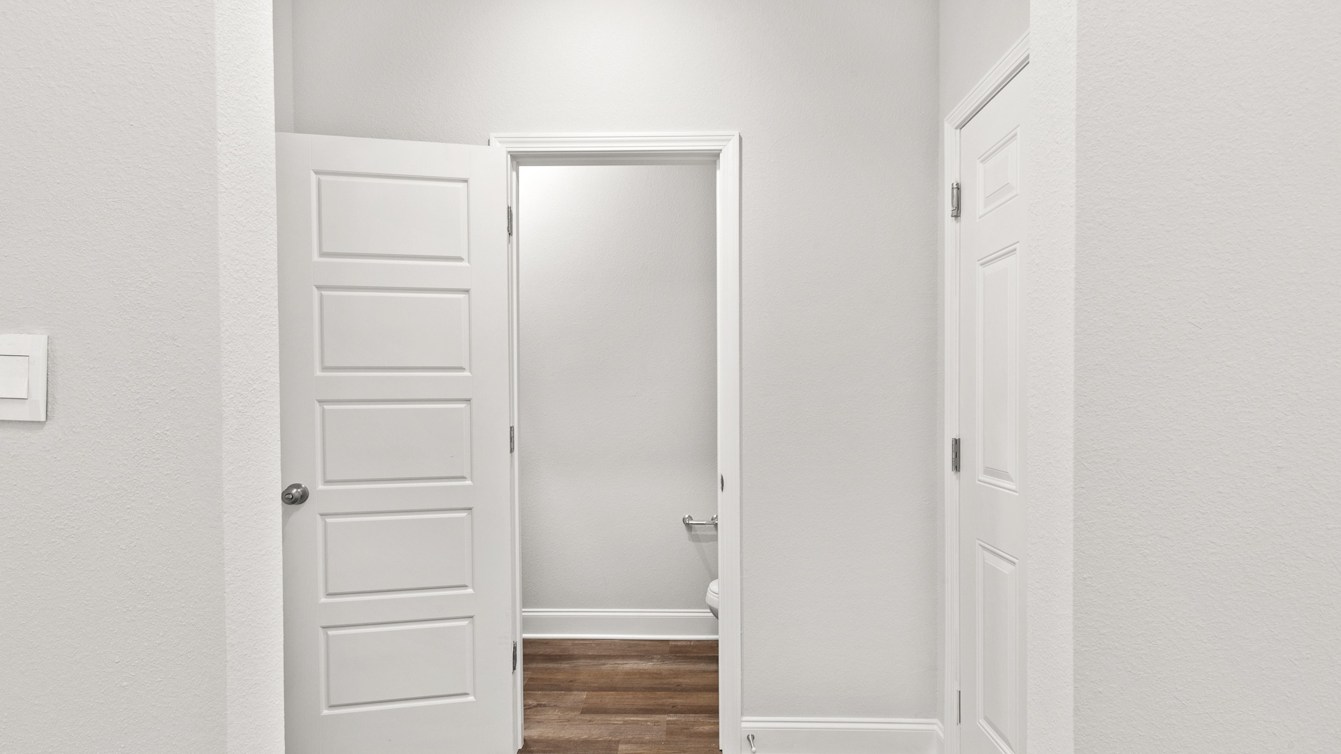 Entrance into the hallway of the Victoria