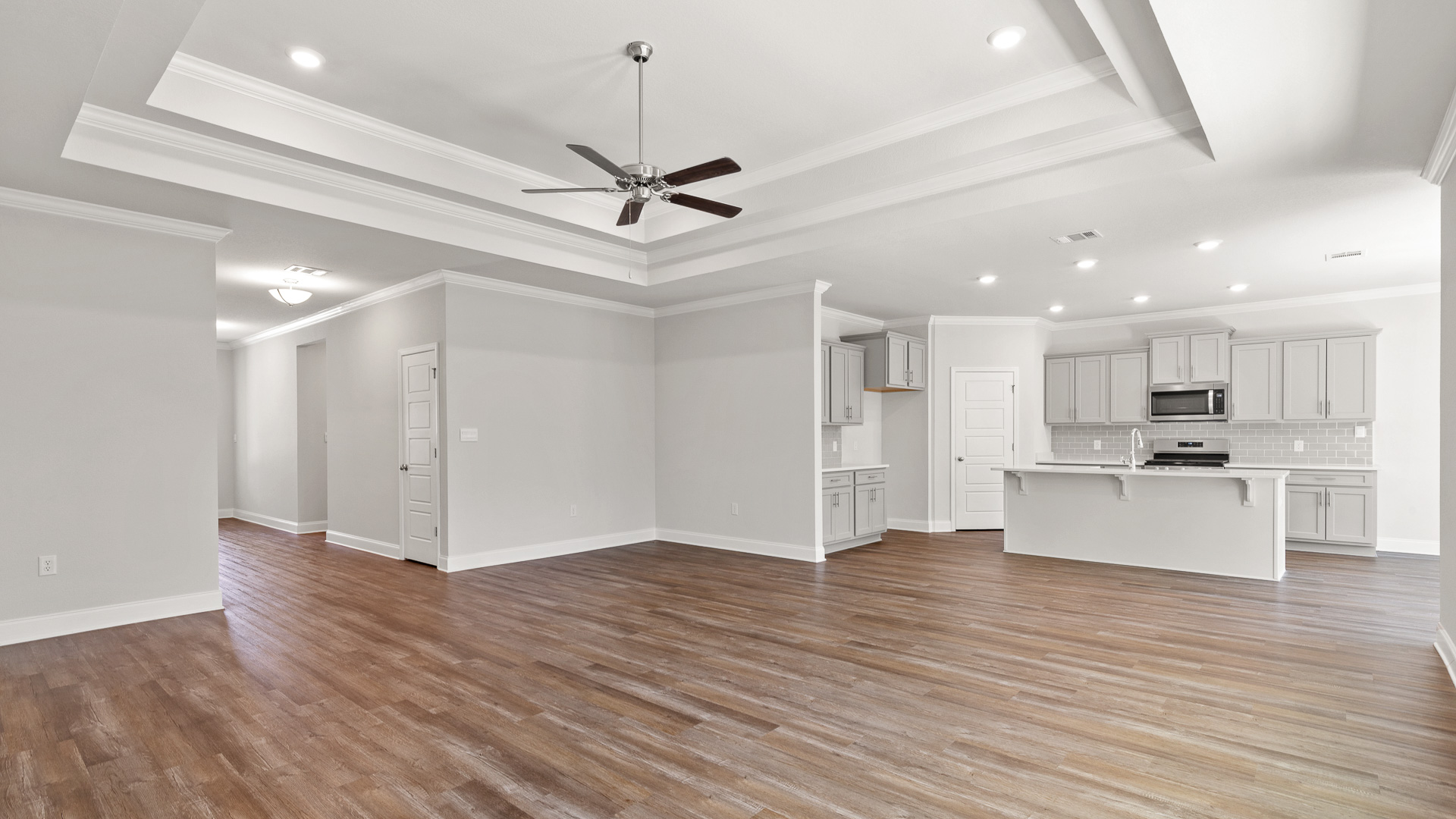 Living area spaciously connected to the kitchen
